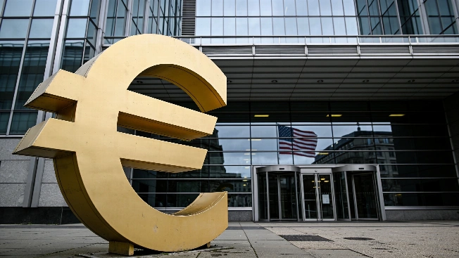 Euro stuck near lows as US rate edge grows Currency Information