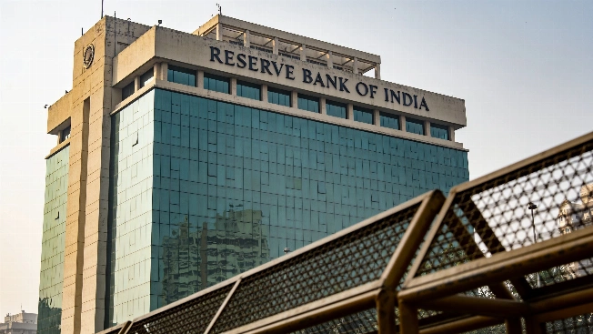 Indian rupee stays under pressure as RBI reserves grow Currency Information